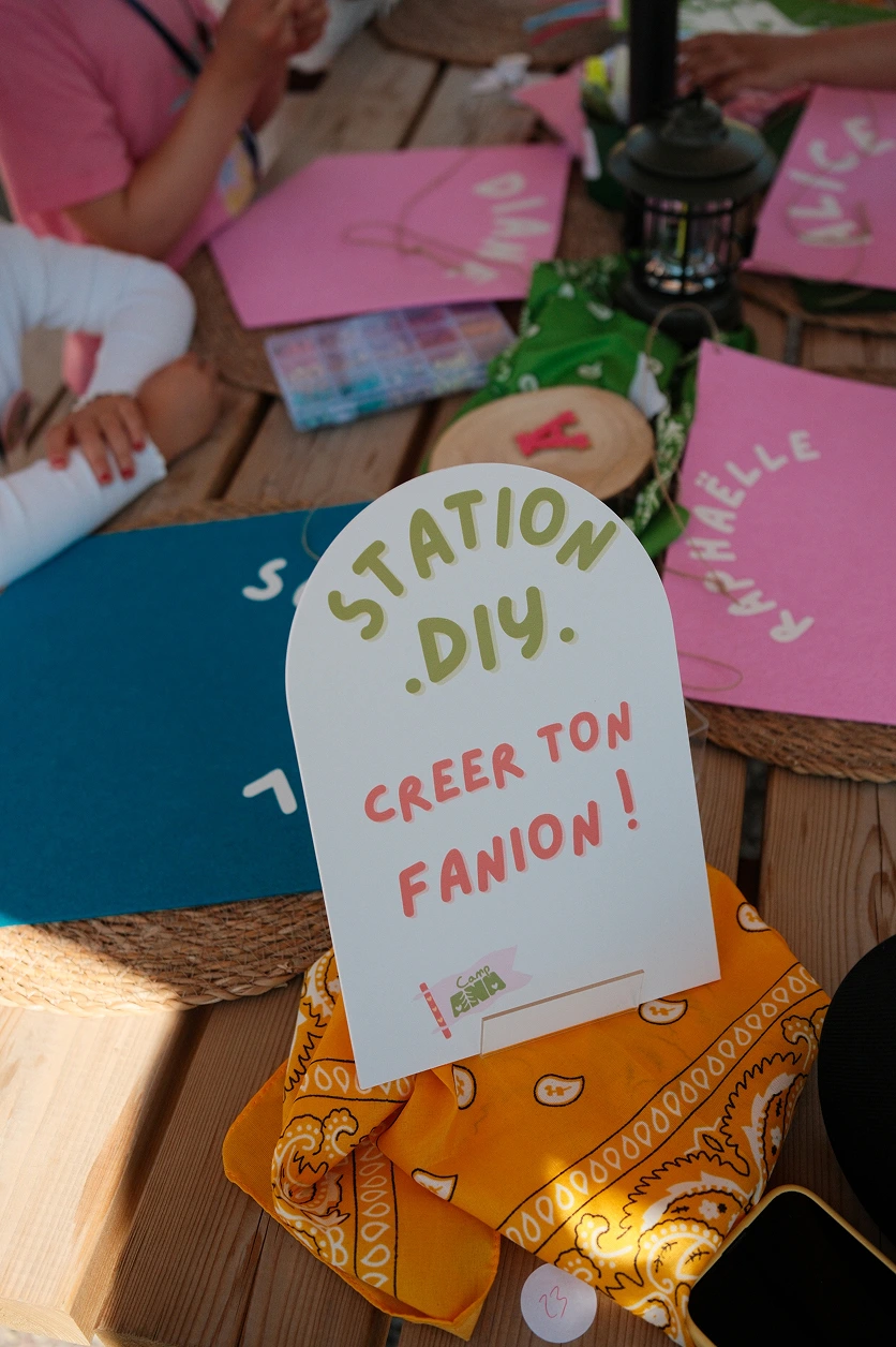 camp-ana-atelier-creatif-enfants-fanions Atelier créatif Camp ANA permettant aux enfants de personnaliser leurs fanions, avec matériel de dessin et signalétique sur mesure.