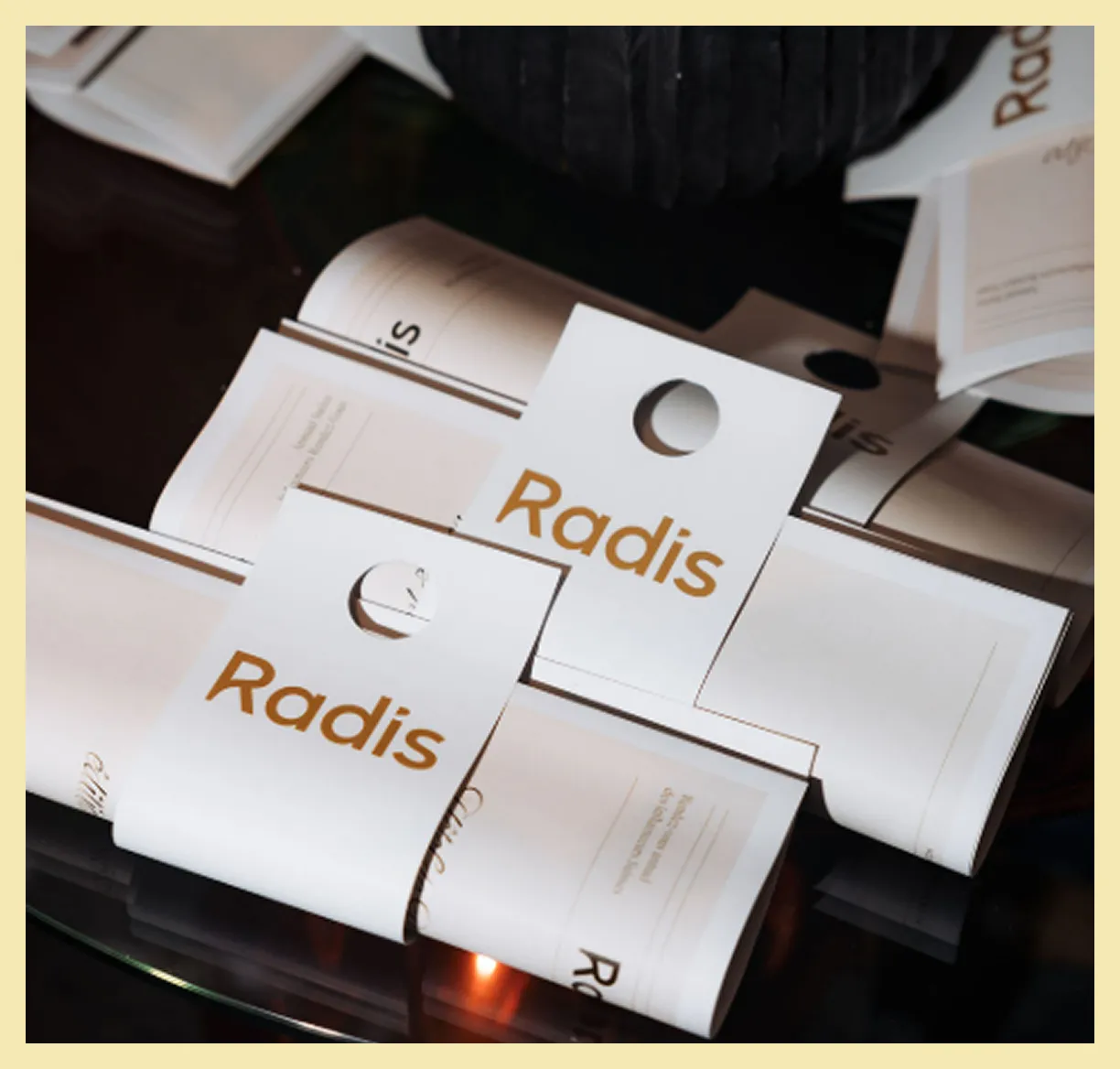 radis-scenographie-evenement-supports-personnalises-converti-depuis-jpg Supports imprimés personnalisés au nom de Radis, disposés sur une table dans le cadre d’un événement professionnel.